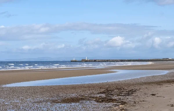 Blick Entlang Des Ayr Strandes Richtung Leuchtturm Und Meeresmauer Einem — Stockfoto