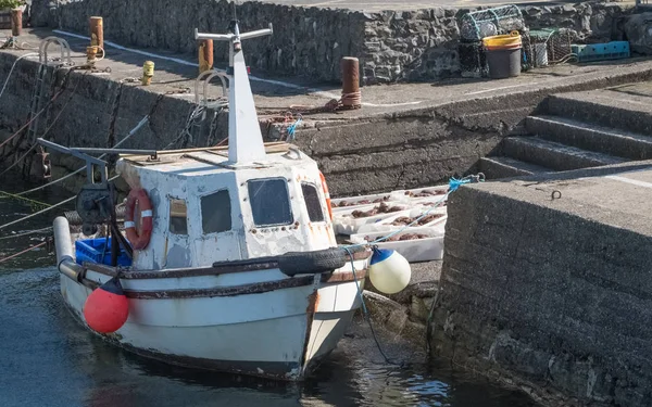 スコットランドの Dunure 小さな港の小さなカニ漁船 — ストック写真