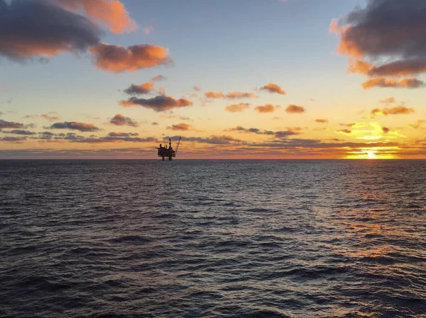 Kuzey Denizi üzerinde günbatımında çekilen bir IOL rigg görüntüsünü.