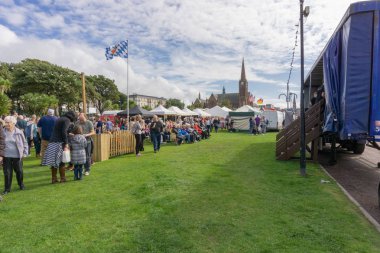 Largs, İskoçya, İngiltere - Eylül 2018: Yıllık yemek festivali zevk Largs ziyaretçilere çok gerekli Turizm İskoç kasabaya getiren Viking Festivali ile birlikte düzenlenen.