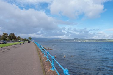 Greenock Esplanade Batı Gourock için parlak bir bulutlu gün arıyorum.