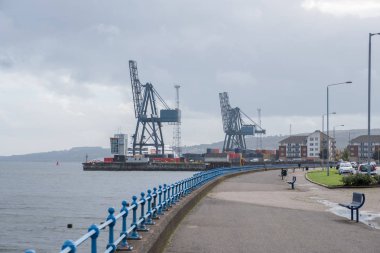 Bir btight bulutlu günde Greenock Esplanade Doğu greenock için arıyor rıhtımında