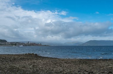 Battery Park kıyı Gourock İskoç kasaba ve Gourock defne inceliyorlar.