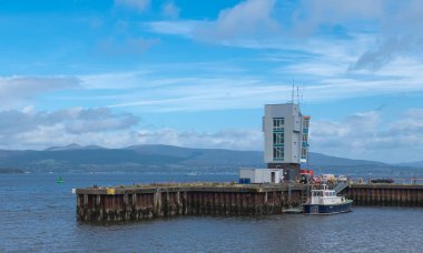 Greenock, İskoçya, İngiltere - 13 Eylül 2018: Greenock Esplanade Clyde pilotlar istasyona River Clyde deniz pilot eskort hizmeti veren alan hizmet inceliyorlar.