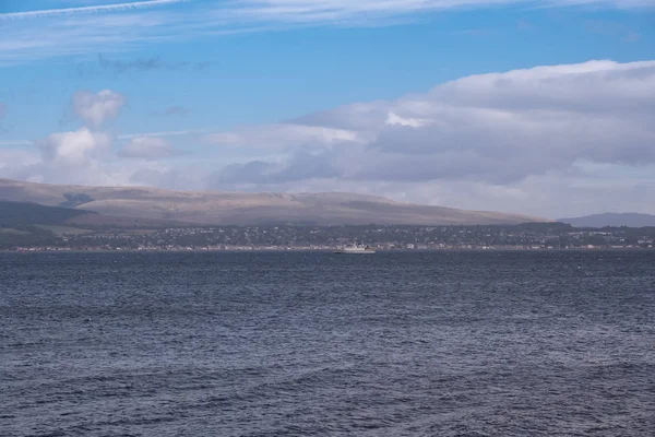 Esplanade Greenock Patrząc Helensburgh Zachód Szkocji Blue Skys Zachmurzony — Zdjęcie stockowe