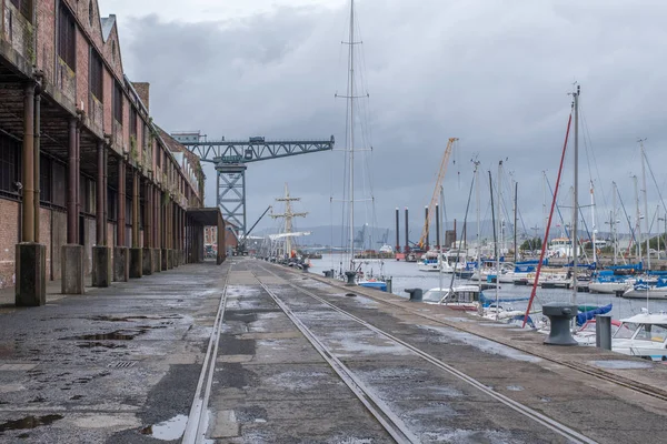 格林诺克 苏格兰 2018年9月13日 詹姆斯瓦特船坞在格林诺克寻找沿旧铁路线与它旧的废弃的仓库 以前存放褐色糖糖蜜从老糖小船过去 现在说谎大多是空的 — 图库照片