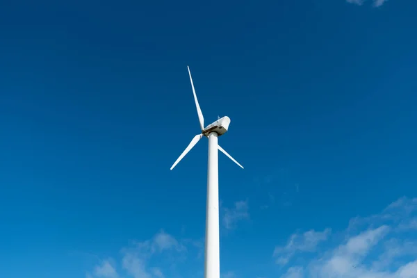 Turbina Vento Contra Céu Azul Claro Com Algumas Nuvens Luz — Fotografia de Stock