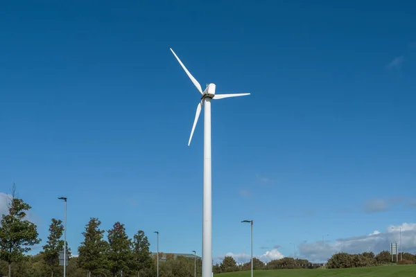 Sola Turbina Viento Contra Cielo Azul Claro Una Buena Imagen — Foto de Stock