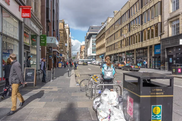 格拉斯哥市 苏格兰 2018年9月22日 西尼罗河街格拉斯哥与垃圾袋躺在议会旁边提供了城市中心内的小径箱 — 图库照片