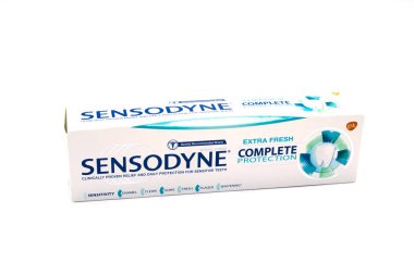 Largs, İskoçya, İngiltere - Saptember 27, 2018: sensodine diş macunu geri dönüşümlü karton kutu sıraya yönergeleri geri dönüşüm mevcut ile İngiltere'de.