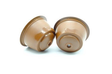 Boş kahve makinesi bakla beyaz bir arka plan üzerinde.