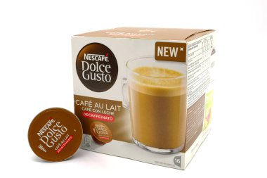 Largs, İskoçya, İngiltere - 04 Ekim 2018: Geri dönüştürülebilir ambalaj Nescafe Dolce Gusto Cafe au Lait kafeinsiz kahve. İngiltere'de girişimler geri dönüşüm geçerli doğrultusunda.