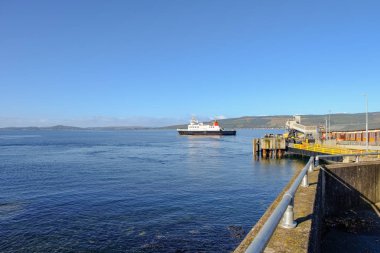 River Clyde İskoçya'da Wemyss koyunda iskeleye bırakarak araba Clyde feribot.