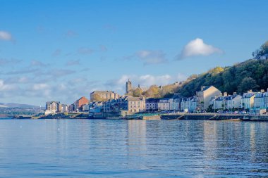 Ashton yol boyunca üzerinde Bay Gourock kasabaya Bute Hillside ile seyir