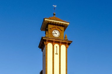 Wemyss Bay, İskoçya, İngiltere - 06 Ekim 2018: Defne eski saat kulesi Wemyss, Tren İstasyonu ve 2009 yılında geri iskele. River Clyde üzerinde ünlü bir landmanrk