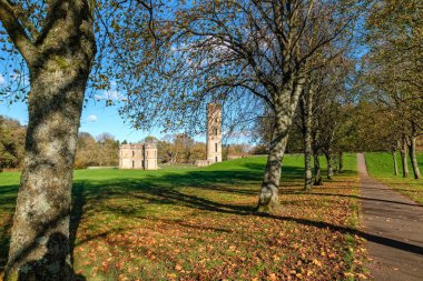 Eglinton Park Irvine Kuzey Ayrshire ve sonbahar renkleri civarı eski harap Castle of Eglinton.
