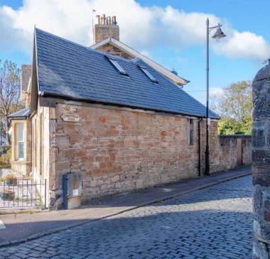 Ayr, İskoçya, İngiltere - 26 Ekim 2018: Seafront Ayr adlı yakınındaki Cromwell Road onun Arnavut kaldırımlı sokakları, şerit ve geleneksel özellikler gelişmiş.