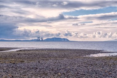 Hunterston ve ötesi Gogo yanmak Largs alt ucundan inceliyorlar.