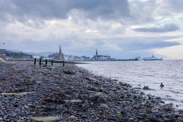 Desde North Prom Mirando Centro Ciudad Largs Mientras Ferry Llega — Foto de Stock