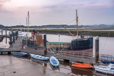 Liman Caddesi küçük İskelesi ve onun küçük tekne uzakta Irvine Körfezi ile duba üzerinde seyir Irvine.