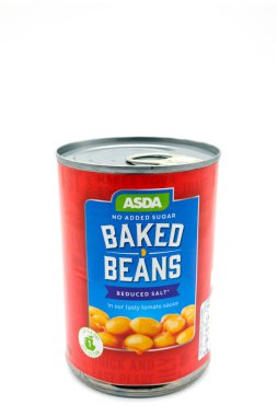 Largs, İskoçya, İngiltere - 22 Kasım 2018: Asda markalı alüminyum olabilir içeren pişmiş fasulye ve göl kenarında beyaz bir arka plan ve mevcut İngiltere'de geri dönüşüm kurallar doğrultusunda.