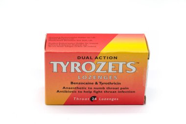 Largs, İskoçya, İngiltere - 22 Kasım 2018: Tyrozets markalı boğaz pastilleri mevcut İngiltere'de kurallar doğrultusunda geri dönüştürülebilir ambalaj ve beyaz arka plan üzerinde göl kenarında