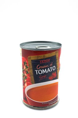 Largs, İskoçya, İngiltere - 22 Kasım 2018: Tesco teneke domates çorbası geri dönüşümlü kalaylı kapta ve mevcut İngiltere'de çevre kurallar doğrultusunda markalı