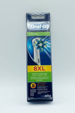 Largs, İskoçya, İngiltere - 29 Kasım 2018: Oral -B çapraz eylem diş fırçası başkanları tarafından Braun yalnızca kısmen geri dönüşümlü ambalaj.
