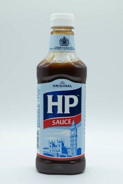 Largs, İskoçya, İngiltere - 29 Kasım 2018: Hp markalı sos yönergeleri geri dönüşüm geçerli İngiltere'de paralel olarak plastik geri dönüşümlü plastik şişe şişe.