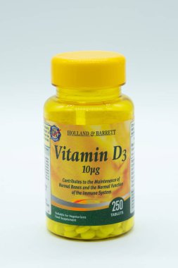 Largs, İskoçya, İngiltere - 29 Kasım 2018: Holland ve Barrett markalı D3 vitamini 10pg tablet geçerli geri dönüşüm yönergeleri doğrultusunda geri dönüşümlü plastik şişe.