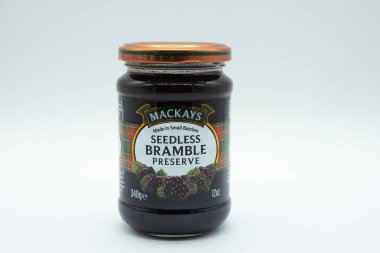 Largs, İskoçya, İngiltere - 29 Kasım 2018: Mackays kavanoz bramble koru geçerli İngiltere'de guidelinesisolated doğrultusunda geri dönüşümlü cam kavanozda markalı