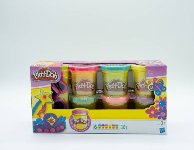 Largs, İskoçya, İngiltere - 29 Kasım 2018: Play-Doh markalı çocuk oyuncak geri dönüştürülebilir ambalaj ve mevcut İngiltere'de kurallar doğrultusunda.