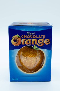Largs, İskoçya, İngiltere - 29 Kasım 2018: Terry'nin markalı çikolata portakal karton ambalaj ve kısmen geri dönüşümlü değiştirilebilir sonra İngiltere'de İngiltere'de Avrupa Birliği bırakır.