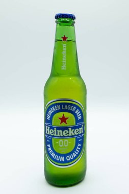 Largs, İskoçya, İngiltere - 29 Kasım 2018: Şişe Heineken %00 düşük alkol bira diğer alkollü içecekler için olan benzerliği nedeniyle son derece popüler haline gelmiştir. İngiltere genelinde geri dönüşümlü cam şişe.