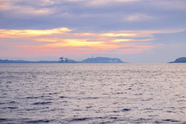 Largs İskoçya'da soğuk puslu mesafe içinde HUNTERSTON inceliyorlar. Largs suların çekildiği kıyı alınan.