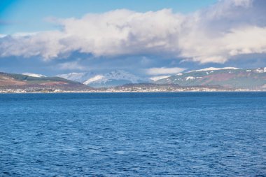 Dunoon ve kutsal Loch üzerinde seyir Gourock ilk işaretleri tepelerde kar ile Aralık ayında Argyle Hills