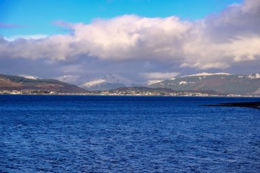 Dunoon ve kutsal Loch üzerinde seyir Gourock ilk işaretleri tepelerde kar ile Aralık ayında Argyle Hills