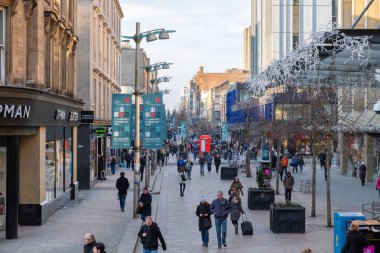 Glasgow, İskoçya, İngiltere - 14 Aralık 2018: Sauciehall cadde boyunca Glasgow Royal Concert Hall Glasgow şehir merkezi kaçak Noel-e doğru bakmak.