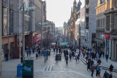 Glasgow, İskoçya, İngiltere - 14 Aralık 2018: Buchanan caddede Glasgow şehir merkezi kaçak Noel-e doğru bakarken.