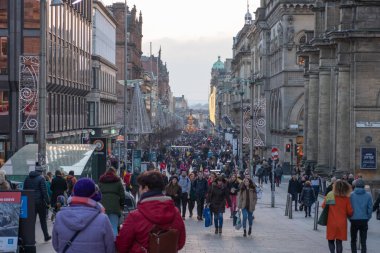 Glasgow, İskoçya, İngiltere - 14 Aralık 2018: Glasgow Royal Concert Hall şehir merkezi Glasgow Noel alışveriş kaçak ile meşgul Buchanan sokaktan aşağı kadar arıyorsunuz Noel Glasgow şehir merkezinde.