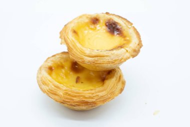 Portekizce kremalı tart taze pişmiş ve fırın. Bir fırıncı veya kafe için iyi bir görüntü.