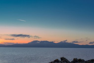 Arran Adası üzerinden Portencross kayalık sahil hattı güneş gibi parlak bir soğuk Noel arifesinde İskoçya'da iner.