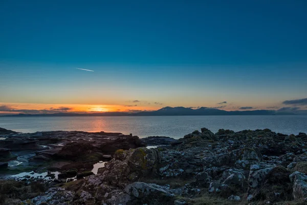 Isla Arran Desde Portencross Línea Costa Rocosa Como Sol Pone — Foto de Stock