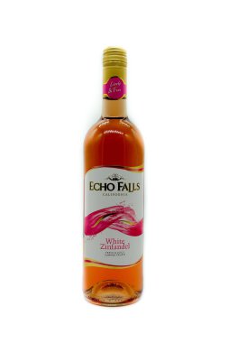 Largs, İskoçya, İngiltere - 02 Ocak 2018: Şişe, yankı düşüyor beyaz Zinfandel girişimler geri dönüşüm şarap geçerli İngiltere doğrultusunda geri dönüşümlü cam şişede.