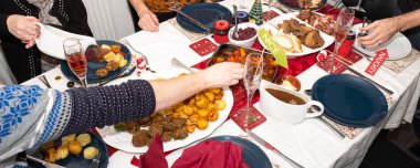 Kazma tüm aile ile çok meşgul bir Noel masa