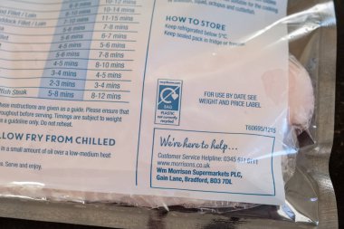 Largs, İskoçya, İngiltere - 08 Ocak 2018: Closeup görünümü Morrison'ın satılan taze balık, grafik ambalaj arka tarafından gösterilen sürdürülebilirliği plastik ambalaj.