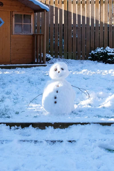 苏格兰后花园里的小雪人 胳膊用树枝 石头做外套纽扣 苏格兰有趣的冬季形象 — 图库照片