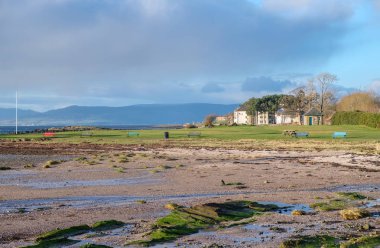 Largs kasaba Firth of Clyde İskoçya'nın Batı kıyısı üzerinde ayarlayın. Marina geçmiş kalem anıt çim alanlara soğuk bir günde arıyorsunuz.