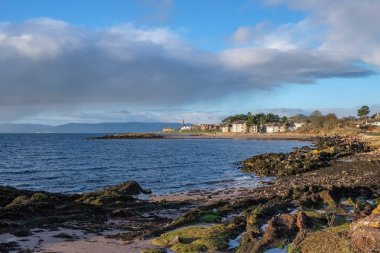 Largs kasaba Firth of Clyde İskoçya'nın Batı kıyısı üzerinde ayarlayın. Kayalık liken seyir için uzak mesafe görülebilir Largs çekici suların çekildiği kıyı kaplı. İyi bir turistik görüntü.