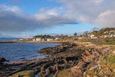 Largs kasaba Firth of Clyde İskoçya'nın Batı kıyısı üzerinde ayarlayın. Liken seyir kayalık suların çekildiği kıyı Largs şehir kapalı. İyi bir turistik görüntü.